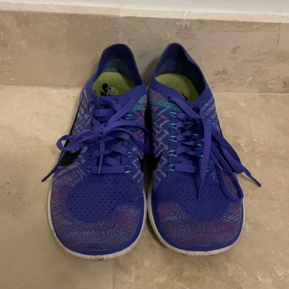 Nike flyknit tennis shoes 7.5